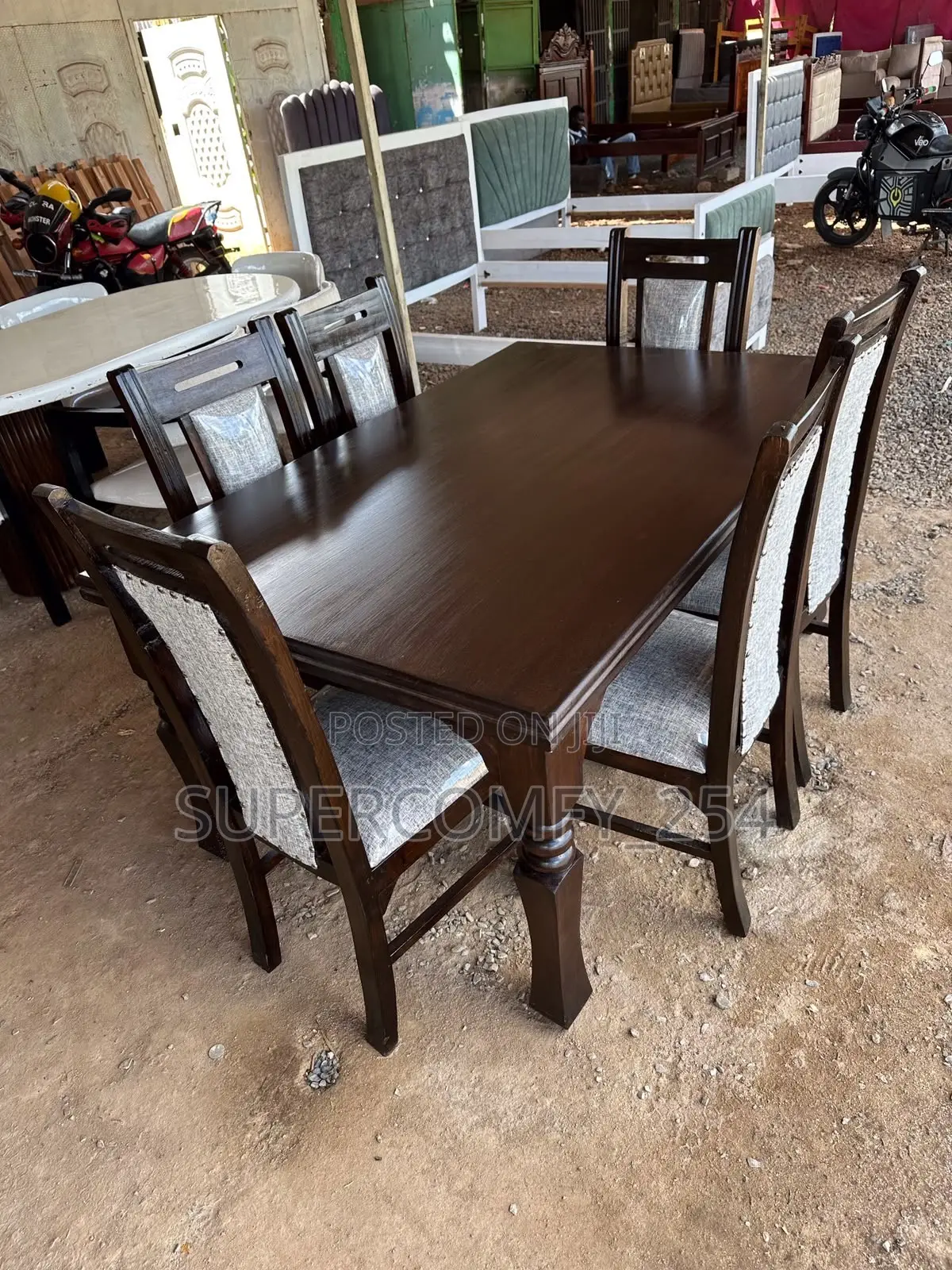 A Nashvile Classic Dining Set Well Delivered