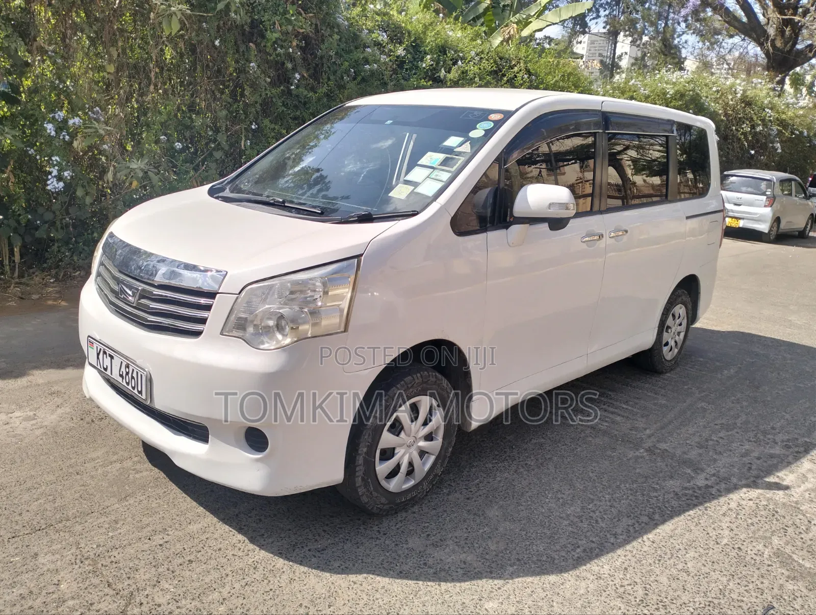 Toyota Noah 2011 White