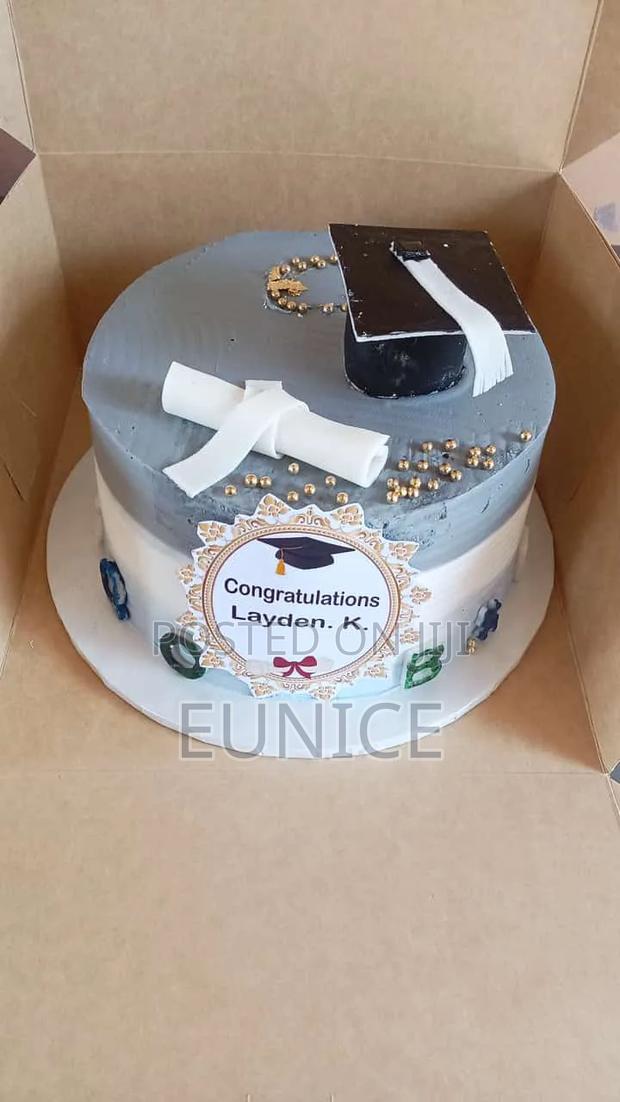Graduation Cakes - thumbnail 4