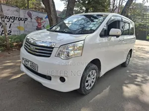 Toyota Noah 2.0 158hp FWD (8 Seater) 2011 White