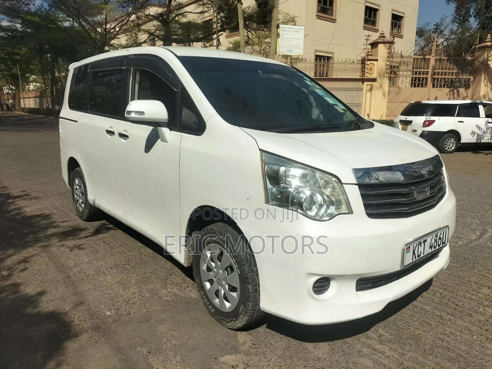 Toyota Noah 2011 White