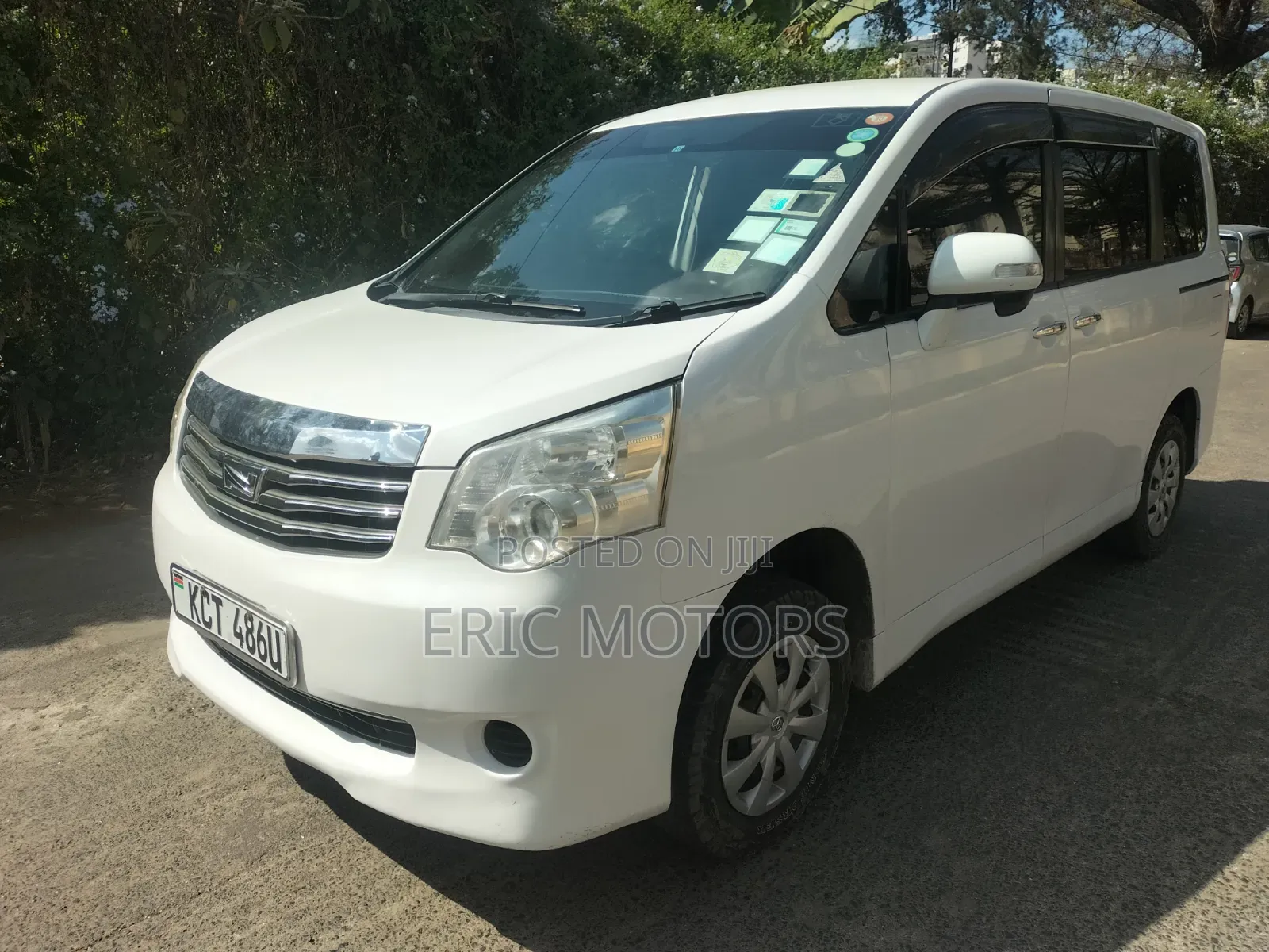Toyota Noah 2011 White