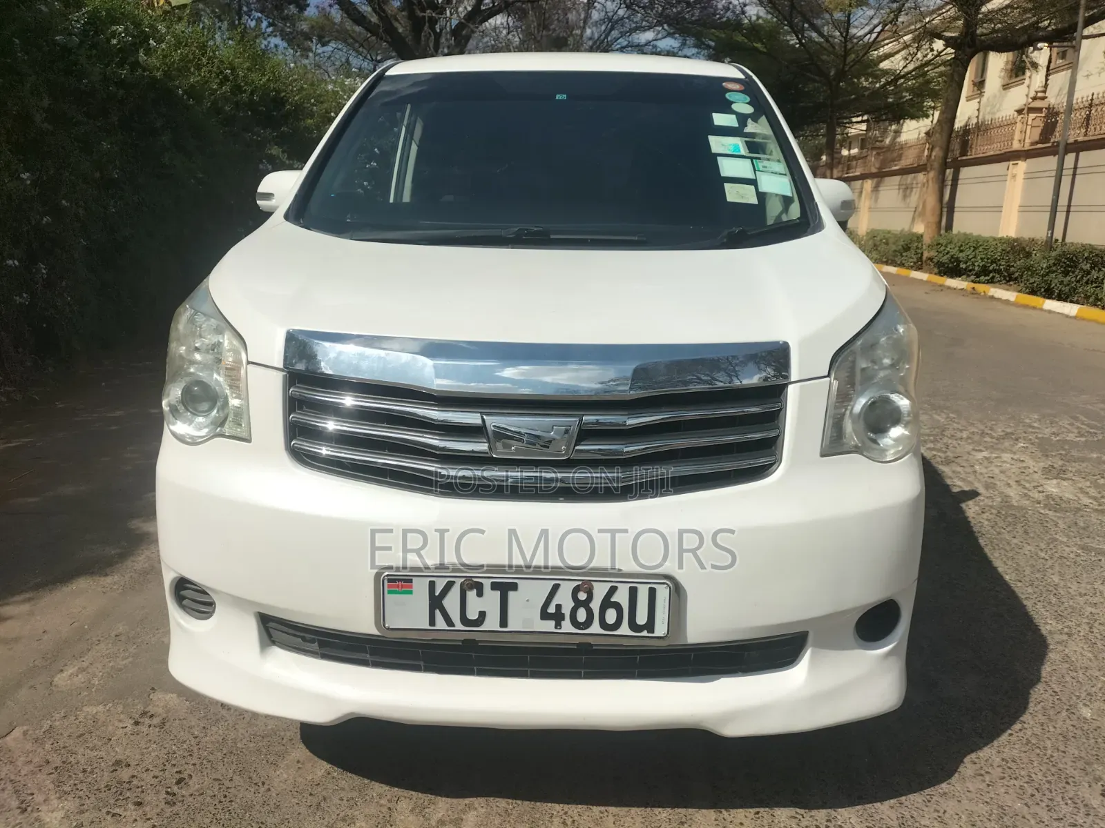 Toyota Noah 2011 White