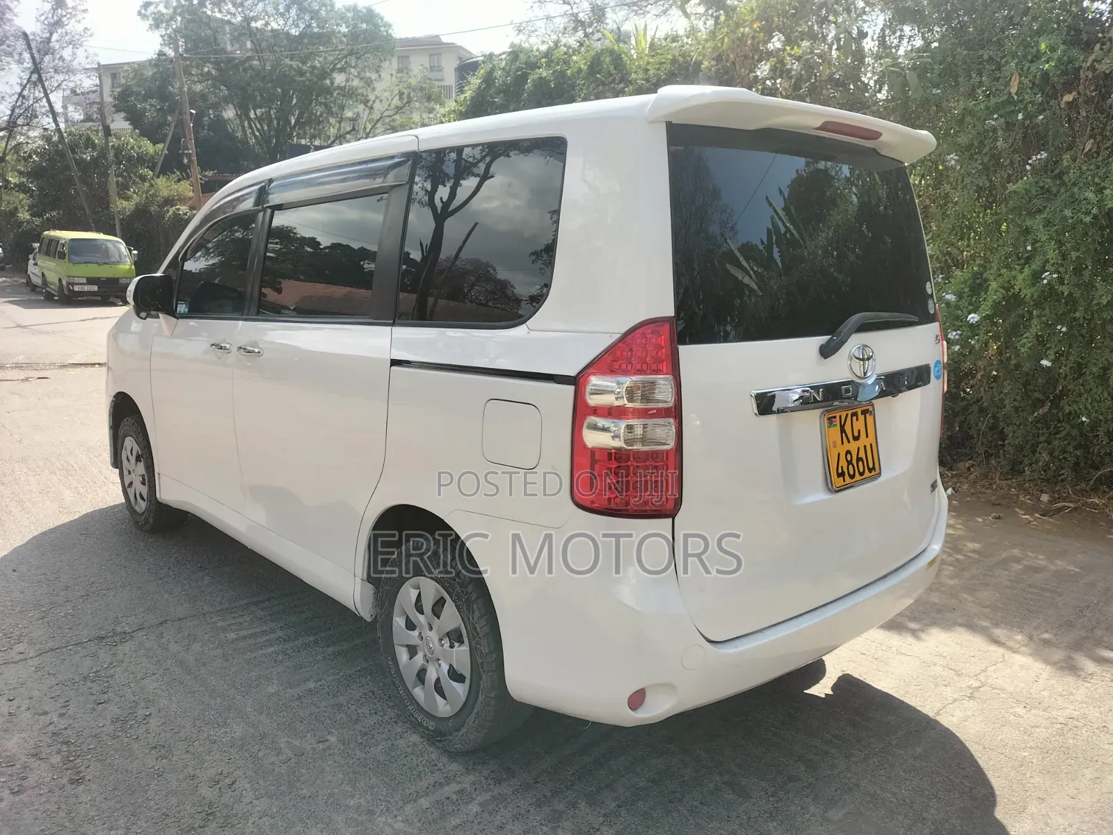 Toyota Noah 2011 White