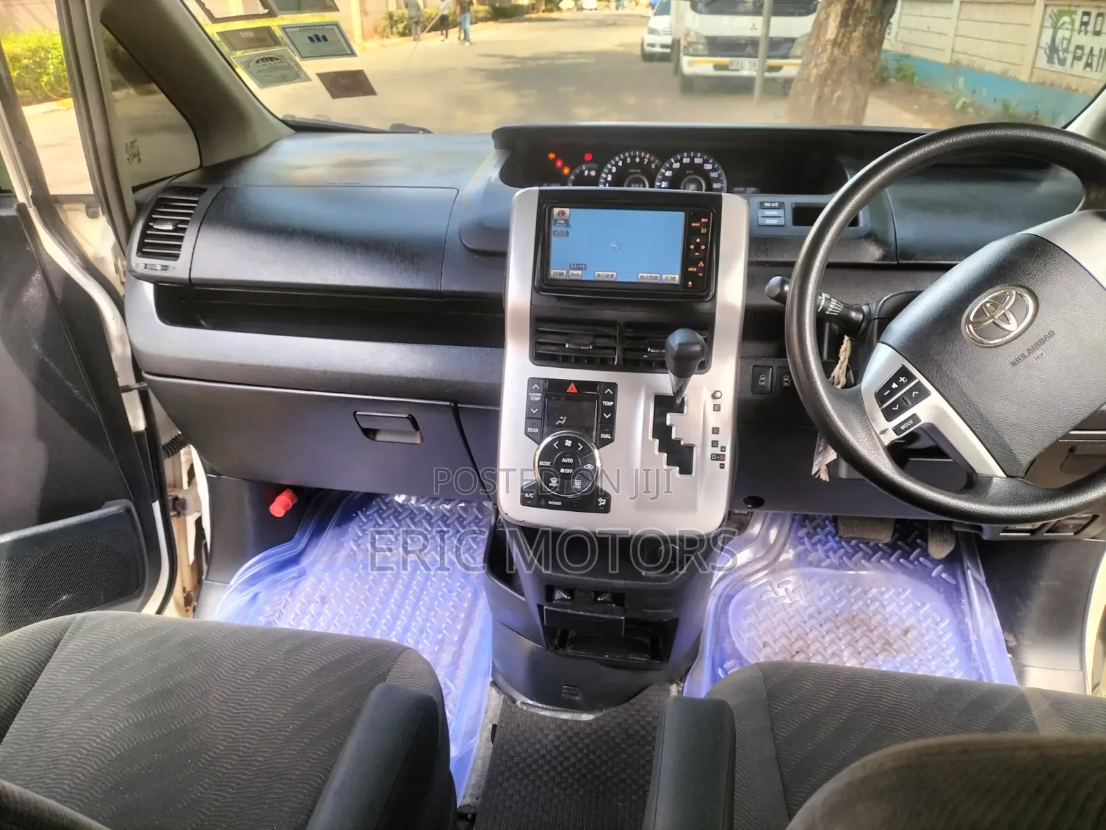 Toyota Noah 2011 White