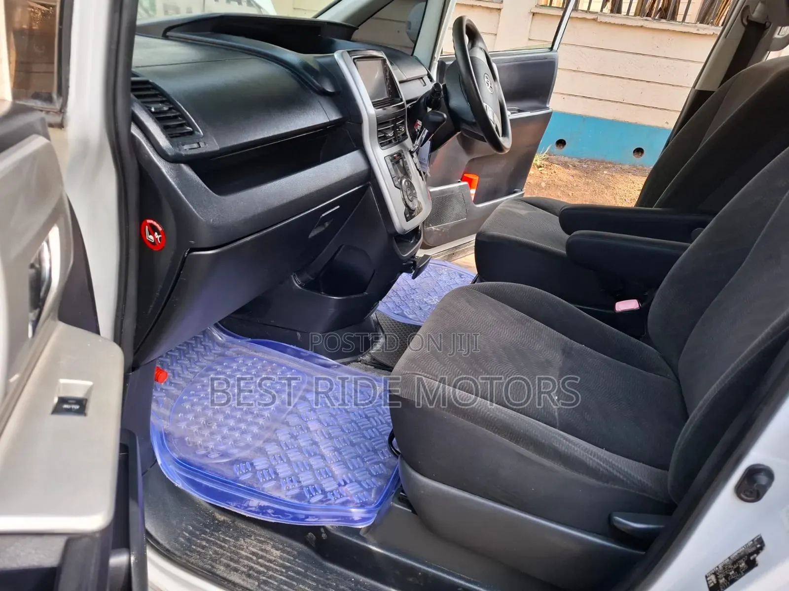 Toyota Noah 2011 White