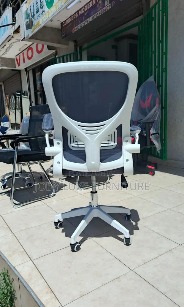 Executive White Chair - thumbnail 2