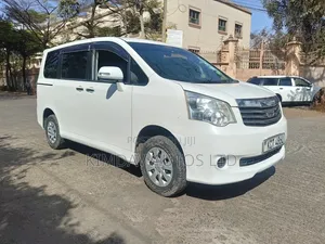 Toyota Noah 2.0 143hp FWD (8 Seater) 2012 White