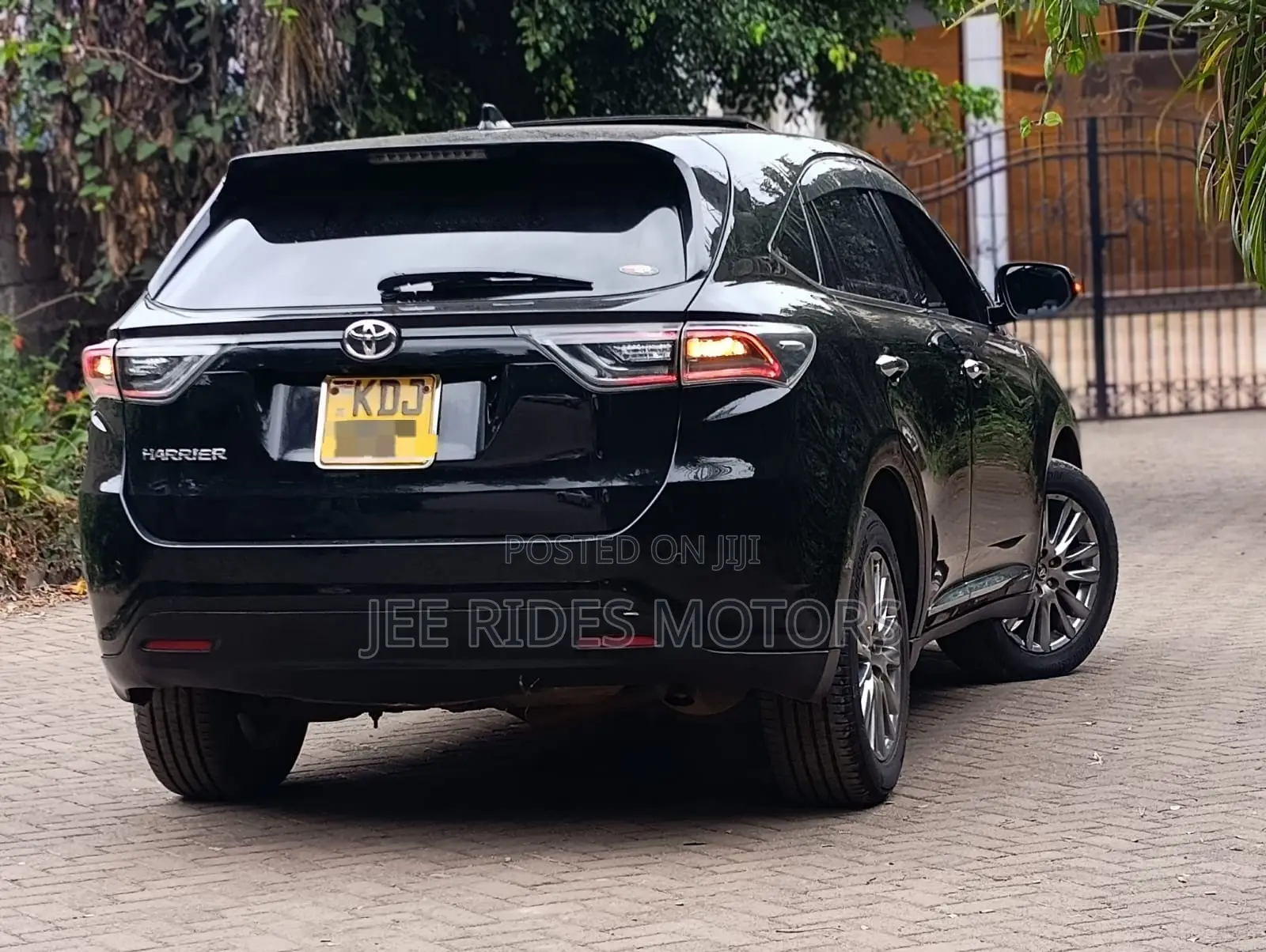Toyota Harrier 2.0 2016 Black