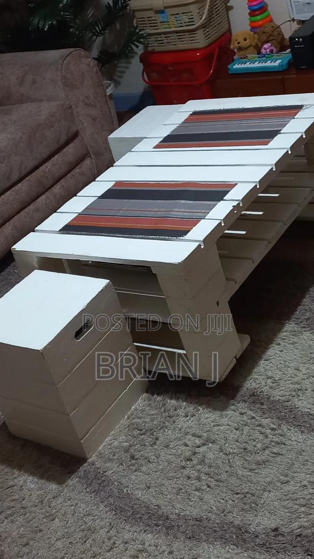 Pallet Table & Stools - main view
