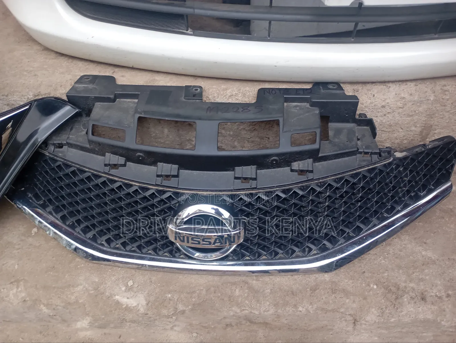 Nissan Note E12 Grill