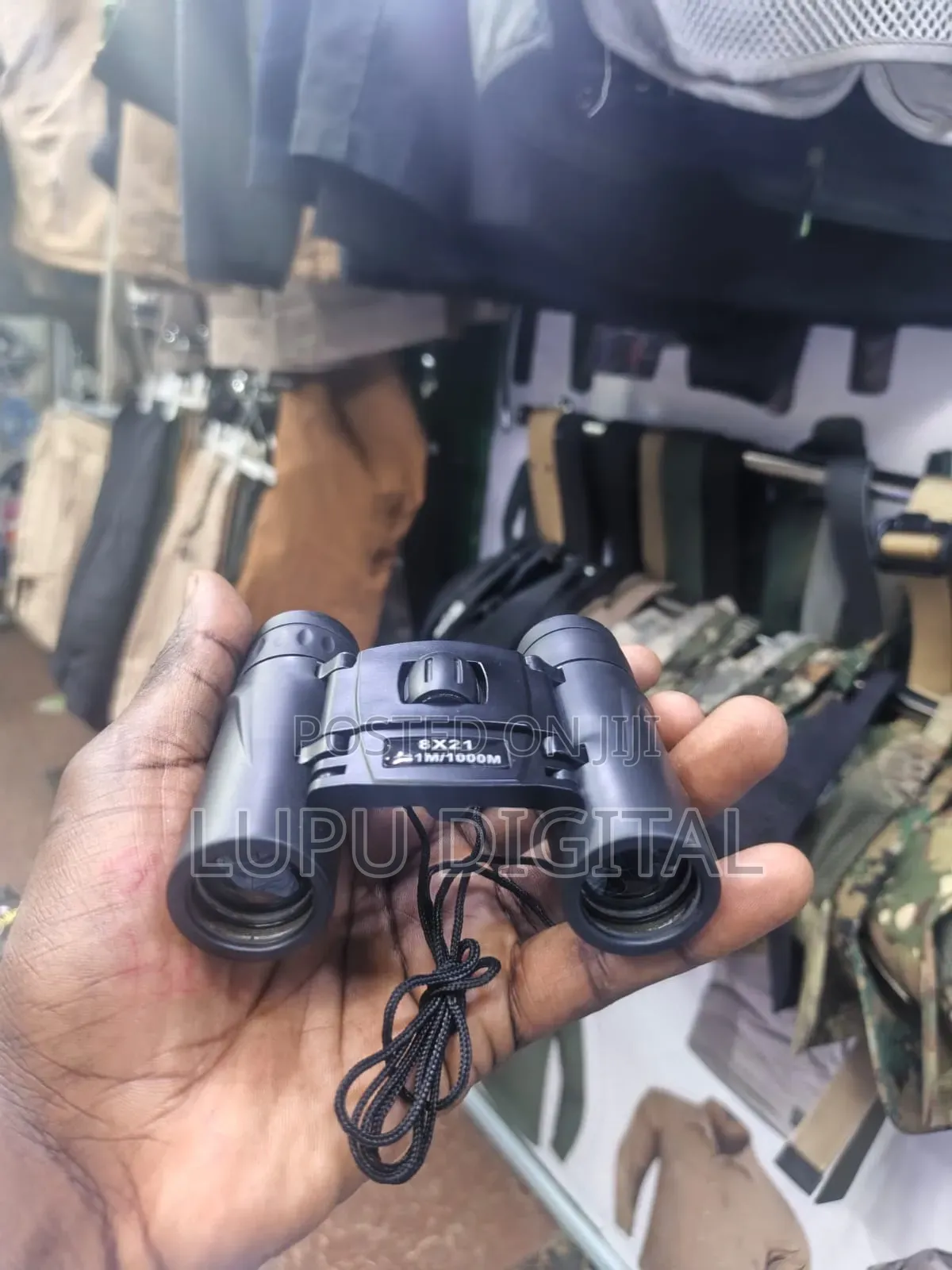 Small Binoculars
8 by 21
131m/1000m