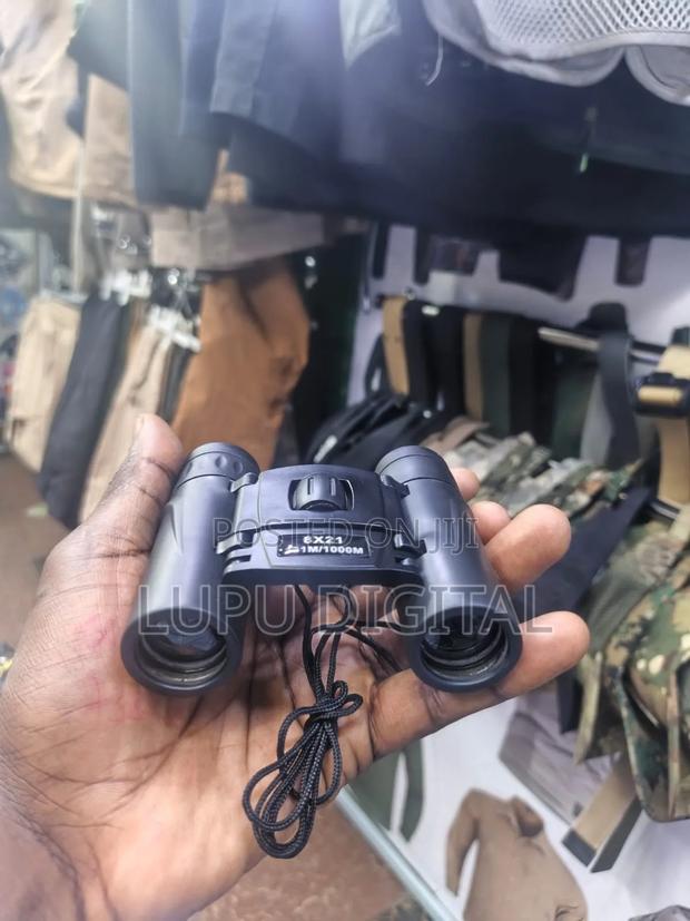 Small Binoculars
8 by 21
131m/1000m - thumbnail 2
