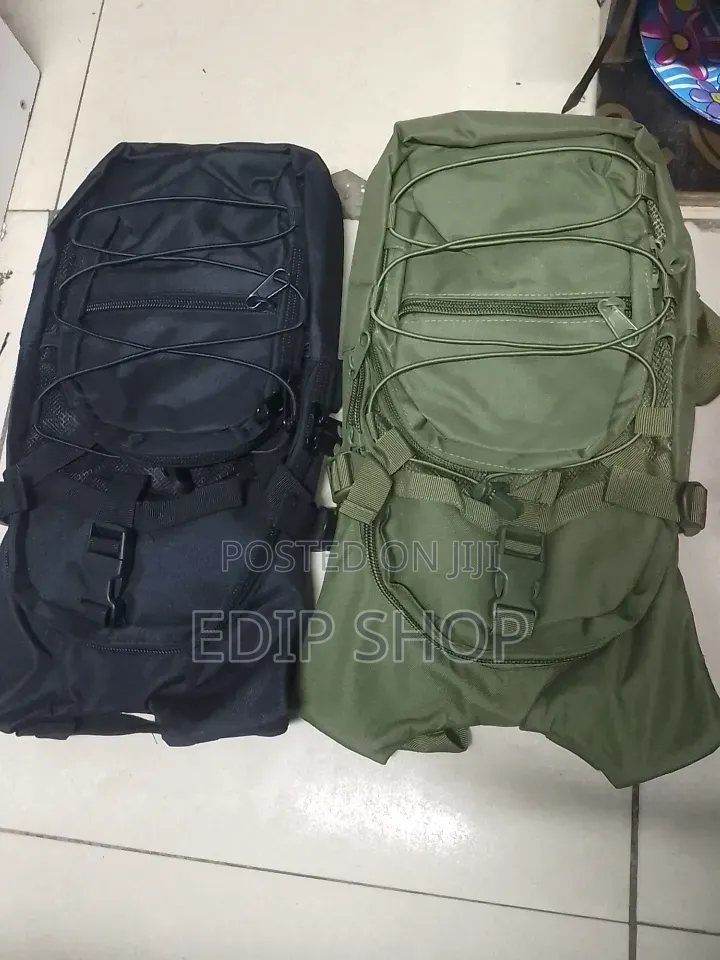 Black/ Green Camel Bag. 3L Hydration Bag