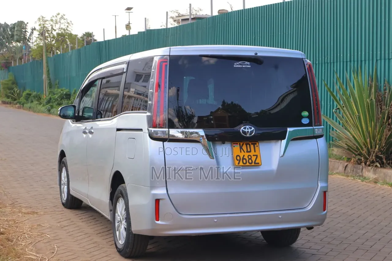 Toyota Noah 2018 Silver