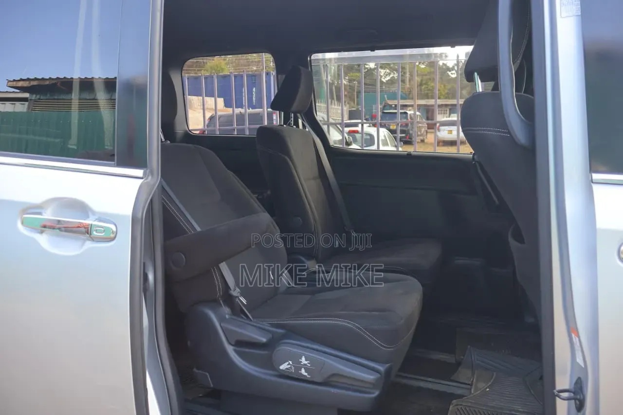 Toyota Noah 2018 Silver