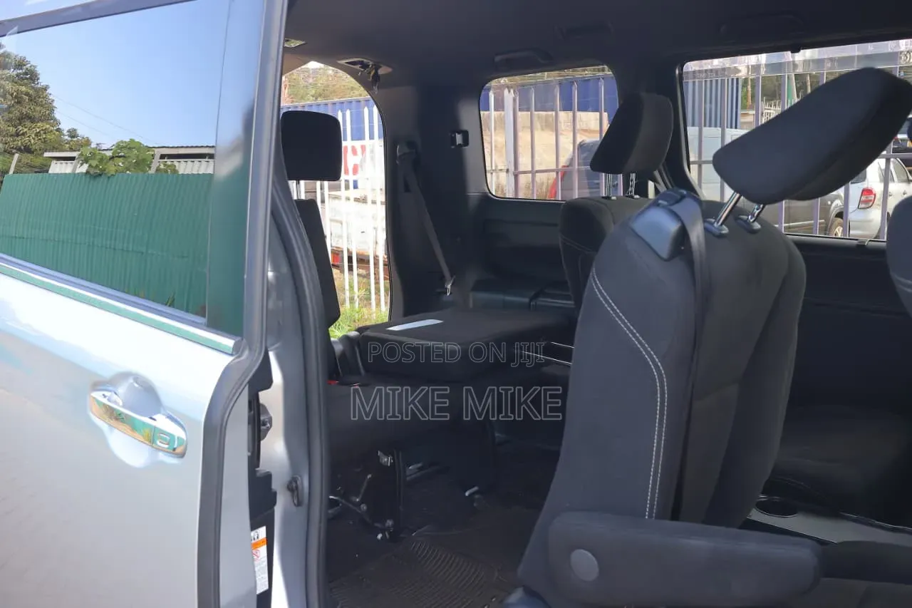 Toyota Noah 2018 Silver