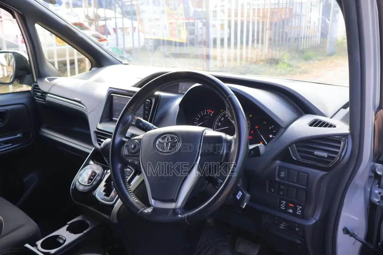 Toyota Noah 2018 Silver