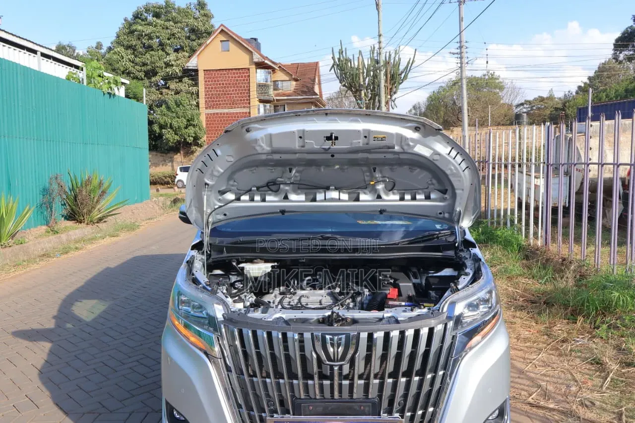 Toyota Noah 2018 Silver