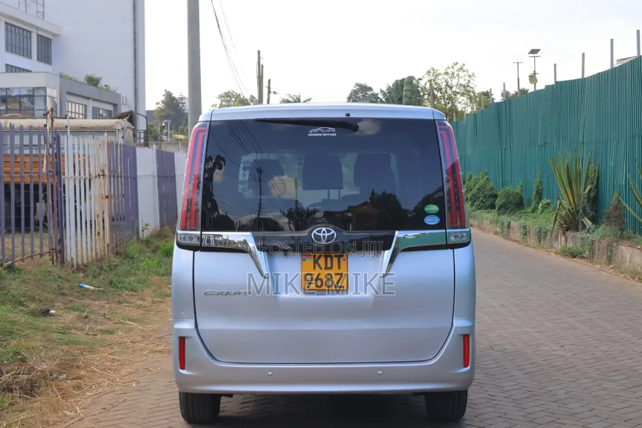 Toyota Noah 2018 Silver