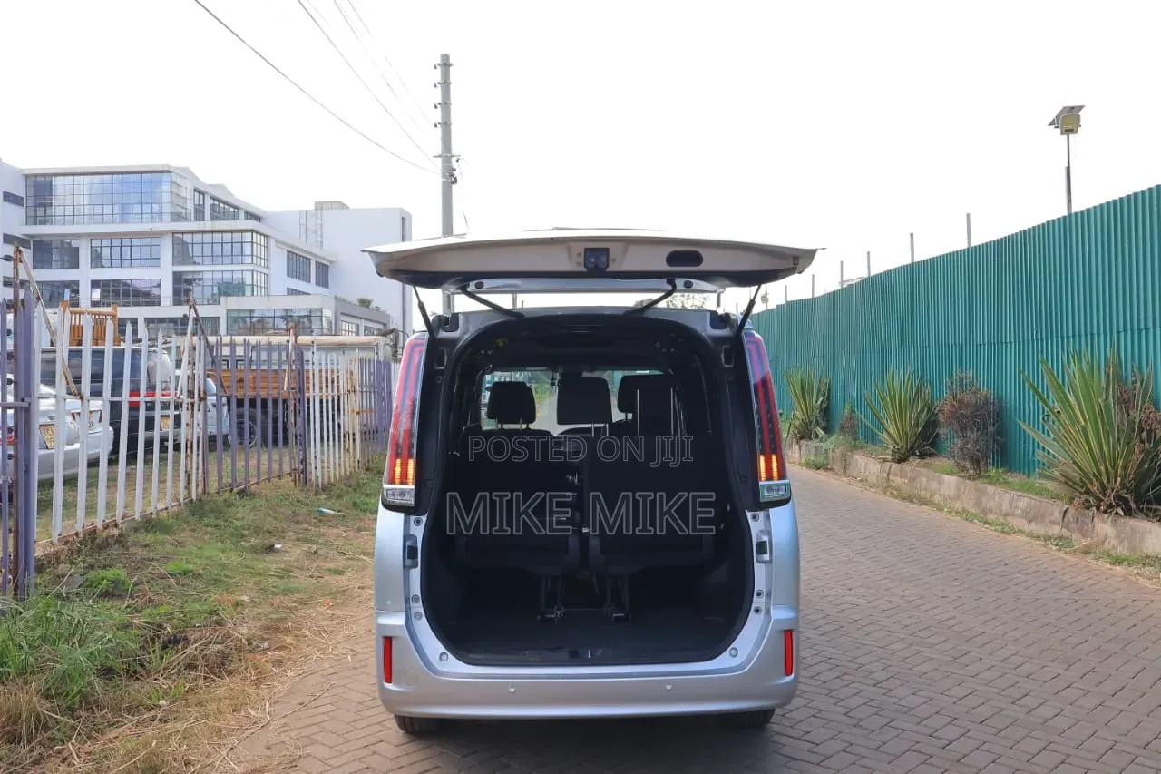 Toyota Noah 2018 Silver