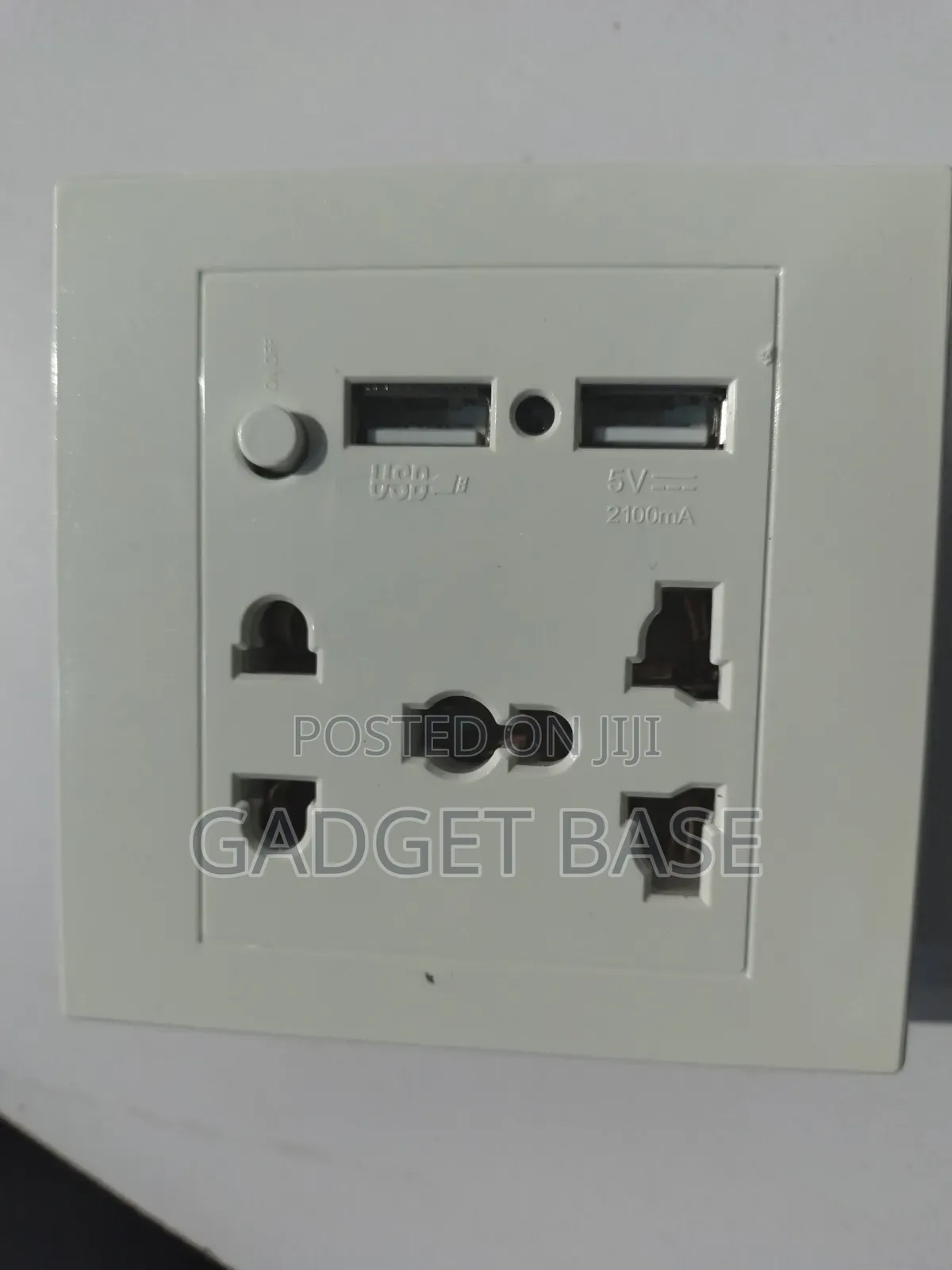 Universal Wall Socket With USB Charging Ports and Built-in Camera