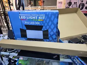 LED 800 Studio Light With Stand, Charger and 2 Batteries