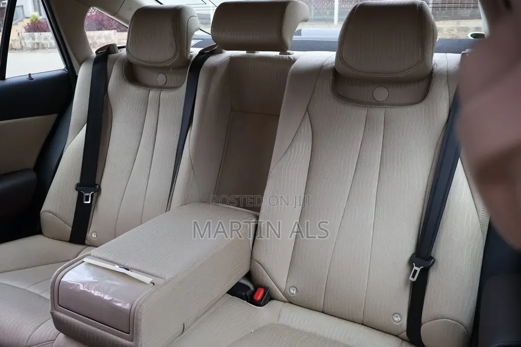 Toyota Crown 2019 Silver