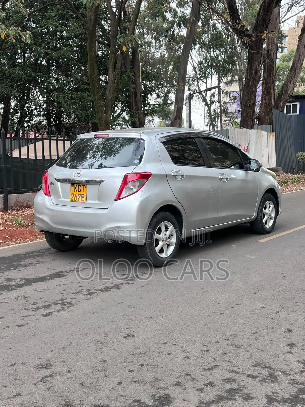 Toyota Vitz 2011 Silver