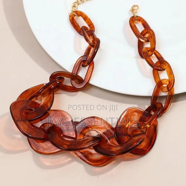 Acrylic Curb Chain - main view