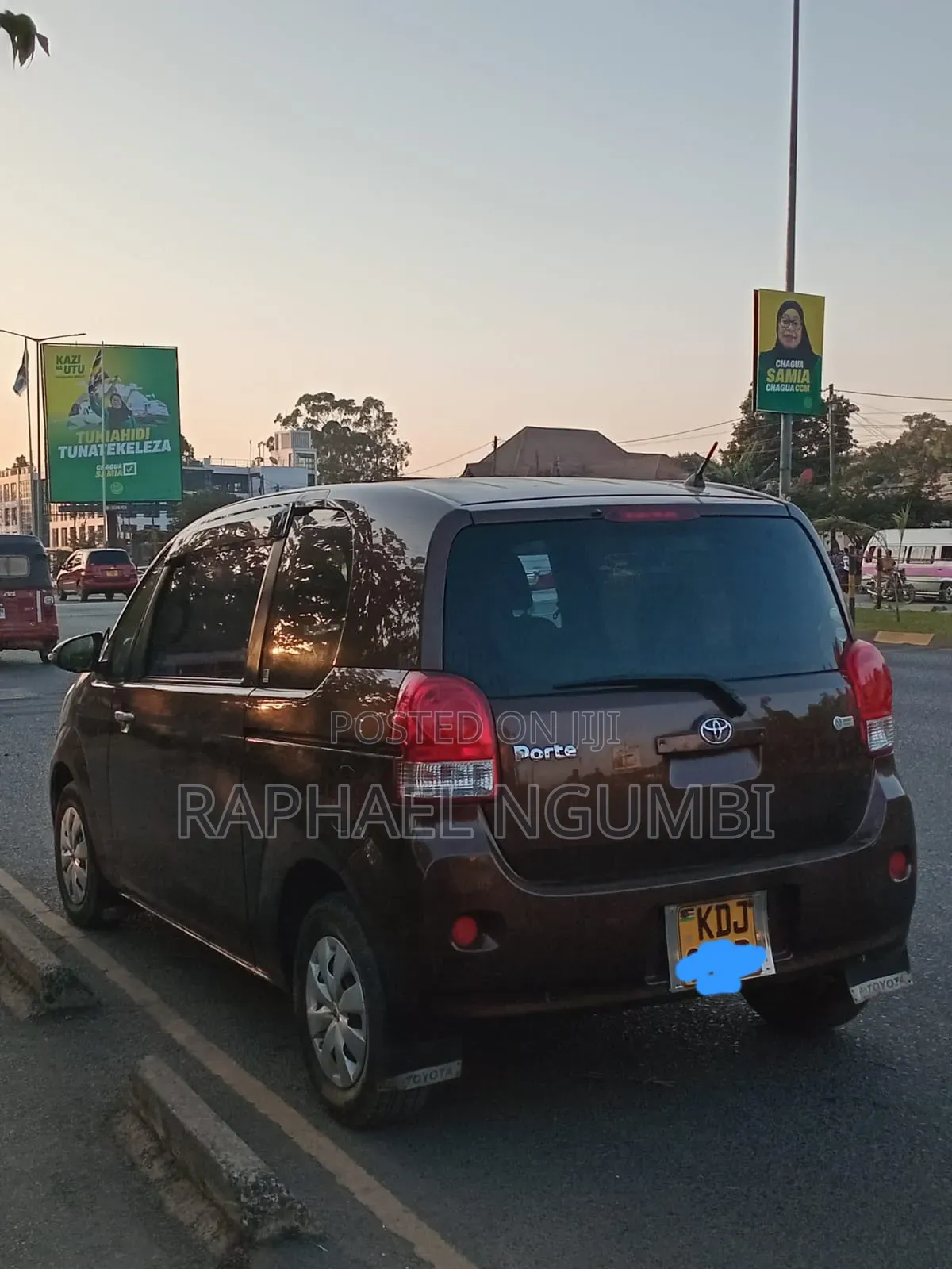 Toyota Porte 2014 Maroon