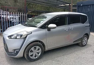 Toyota Sienta 2016 Silver