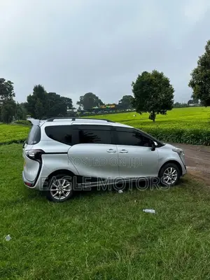 Toyota Sienta 1.5 FWD 2016 Silver