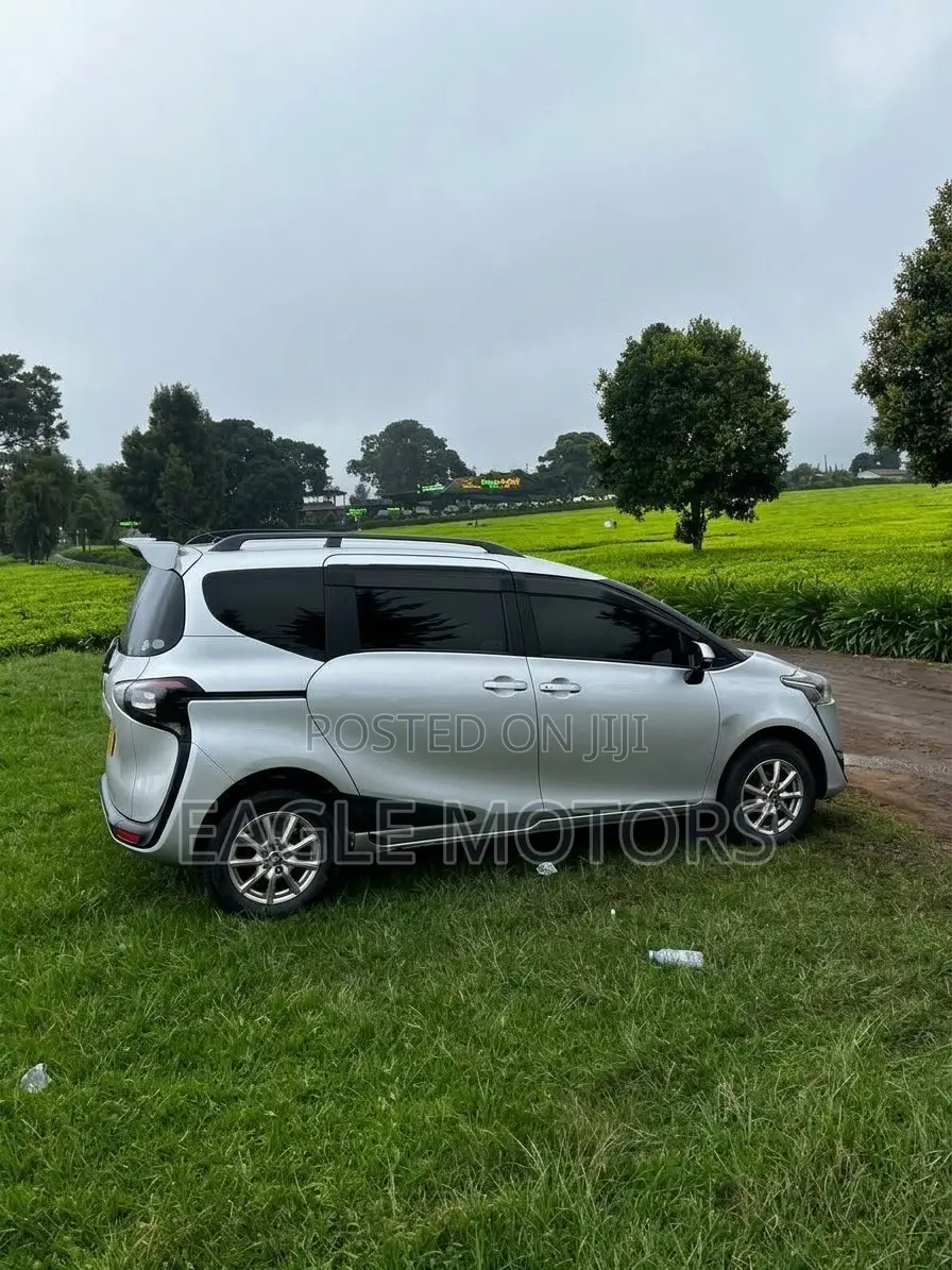 Toyota Sienta 1.5 FWD 2016 Silver