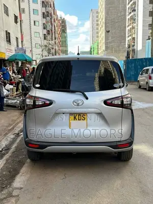 Toyota Sienta 1.5 FWD 2016 Silver