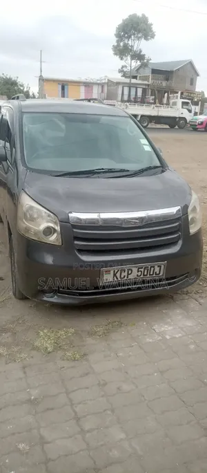Toyota Noah 2.0 143hp AWD (7 Seater) 2013 Black