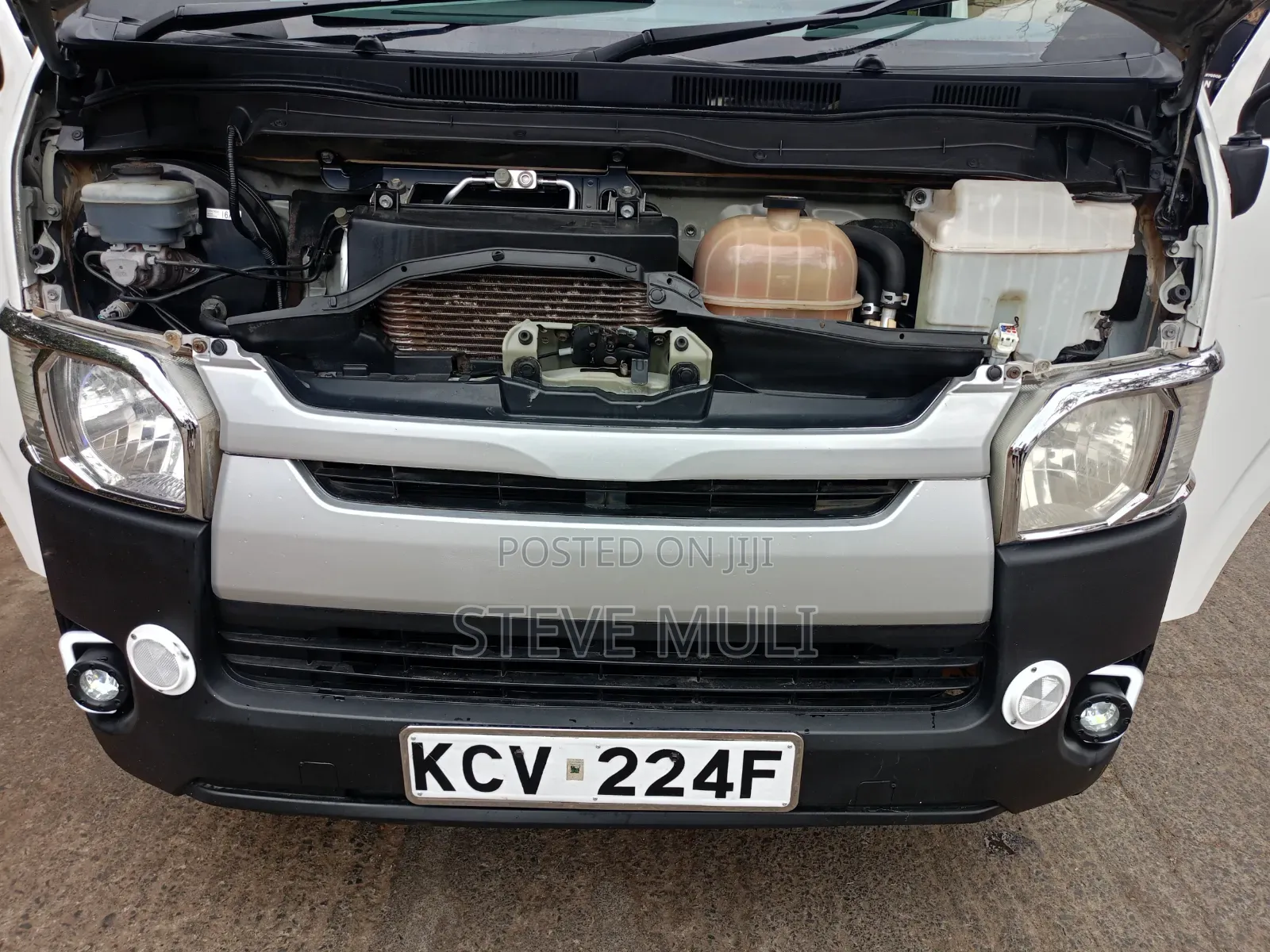 Toyota HiAce 2013 White