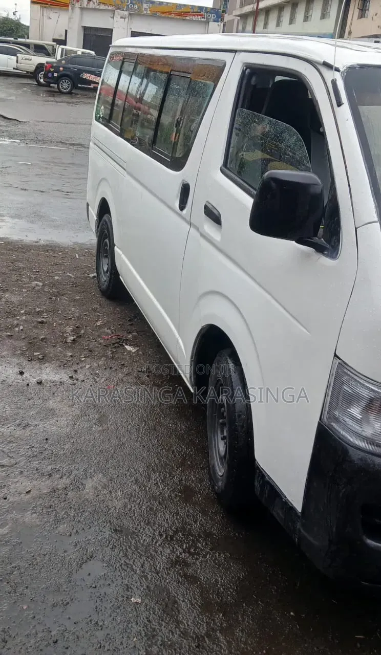 Toyota HiAce 2010 White