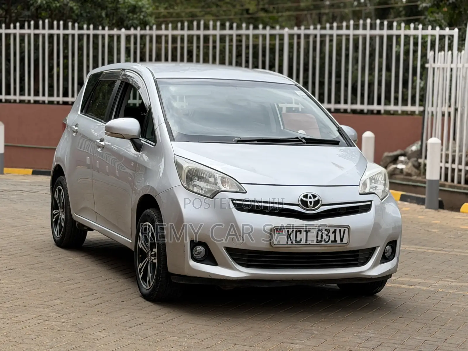 Toyota Ractis 2012 Silver