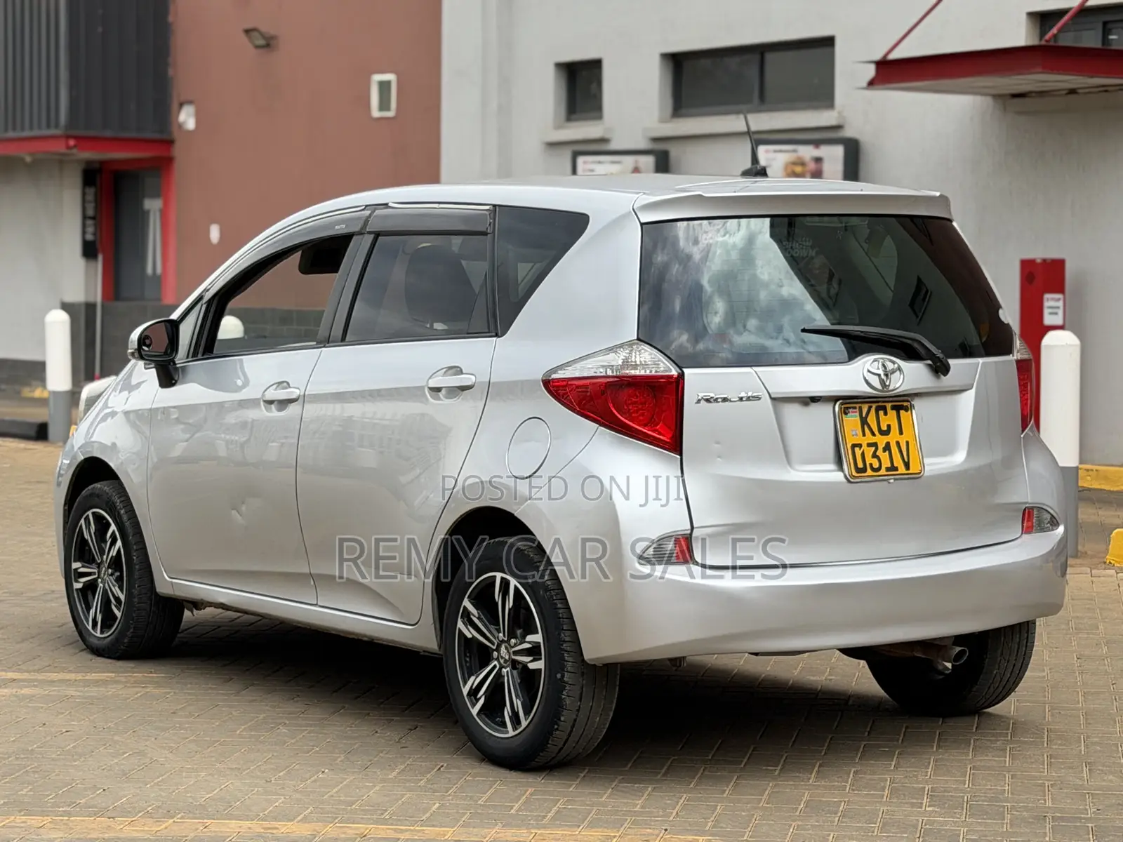 Toyota Ractis 2012 Silver