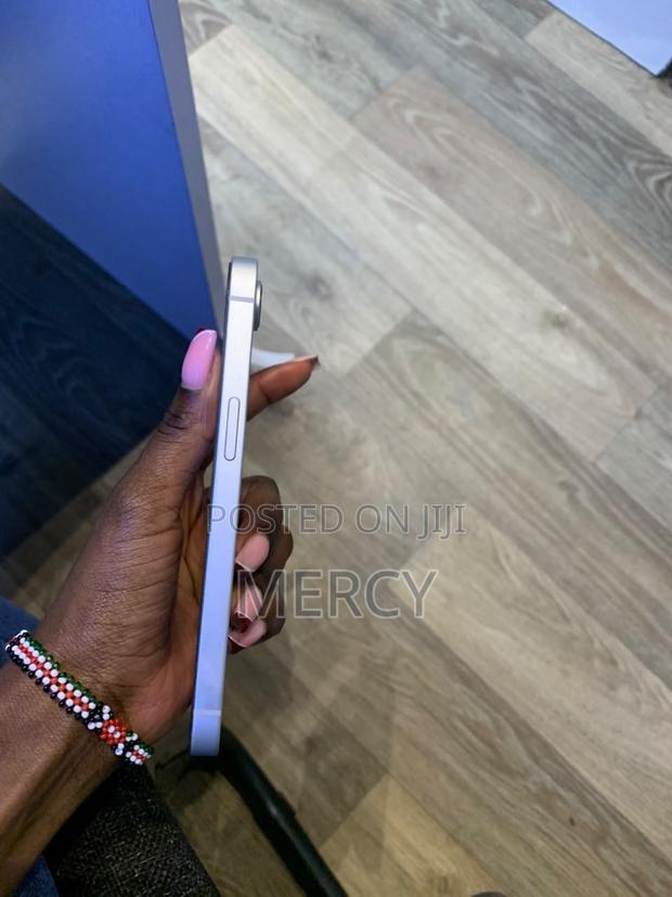 Apple iPhone 16e 128 GB White - thumbnail 4