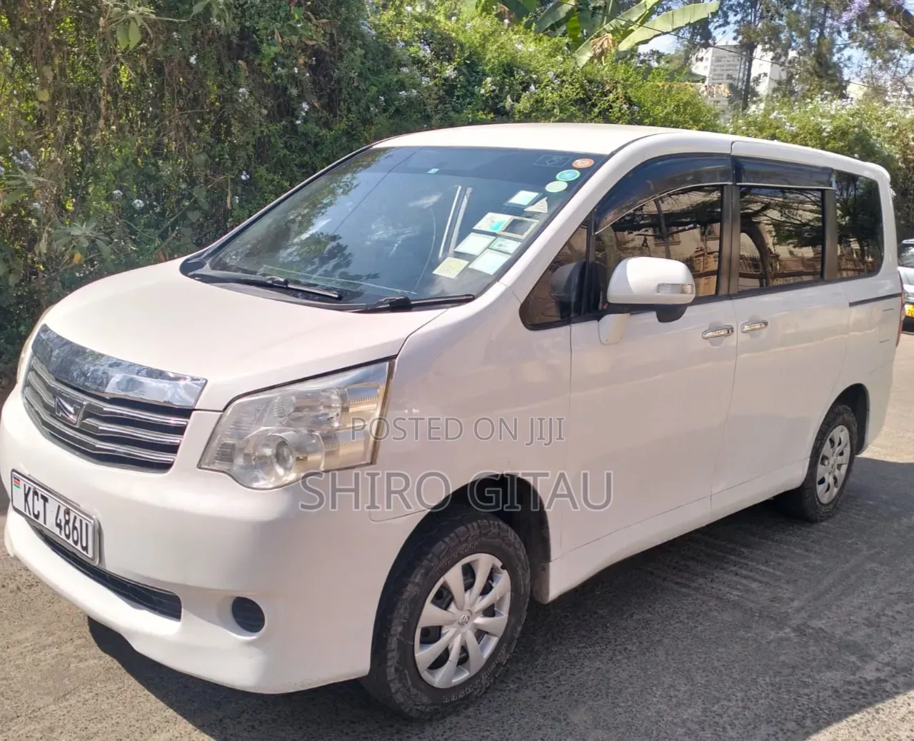 Toyota Noah 2011 White