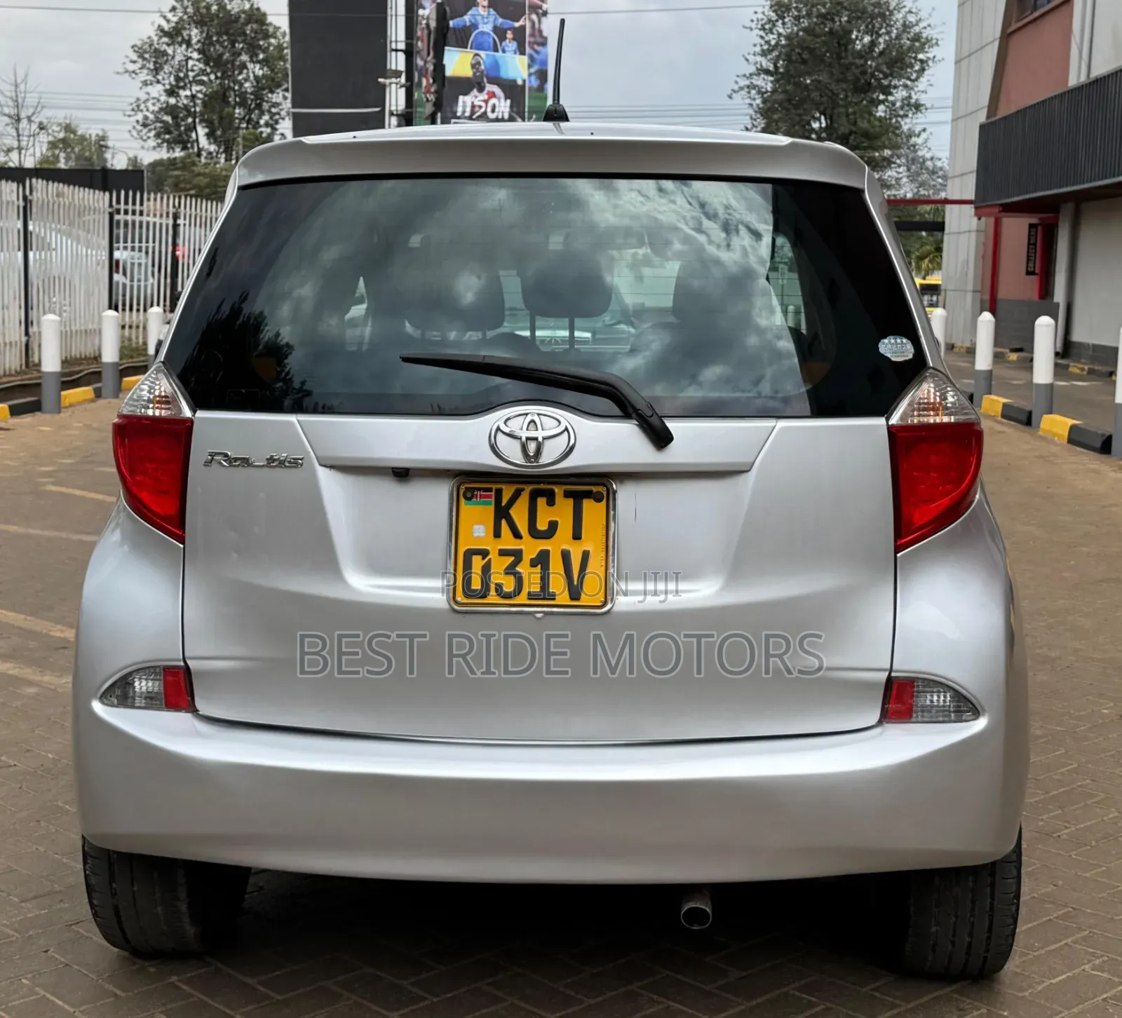 Toyota Ractis 1.5 FWD 2012 Silver