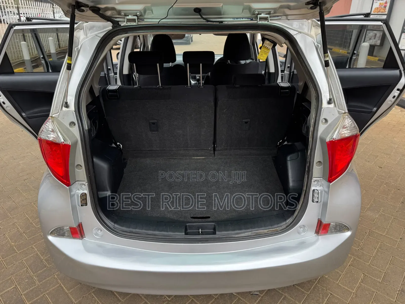 Toyota Ractis 1.5 FWD 2012 Silver