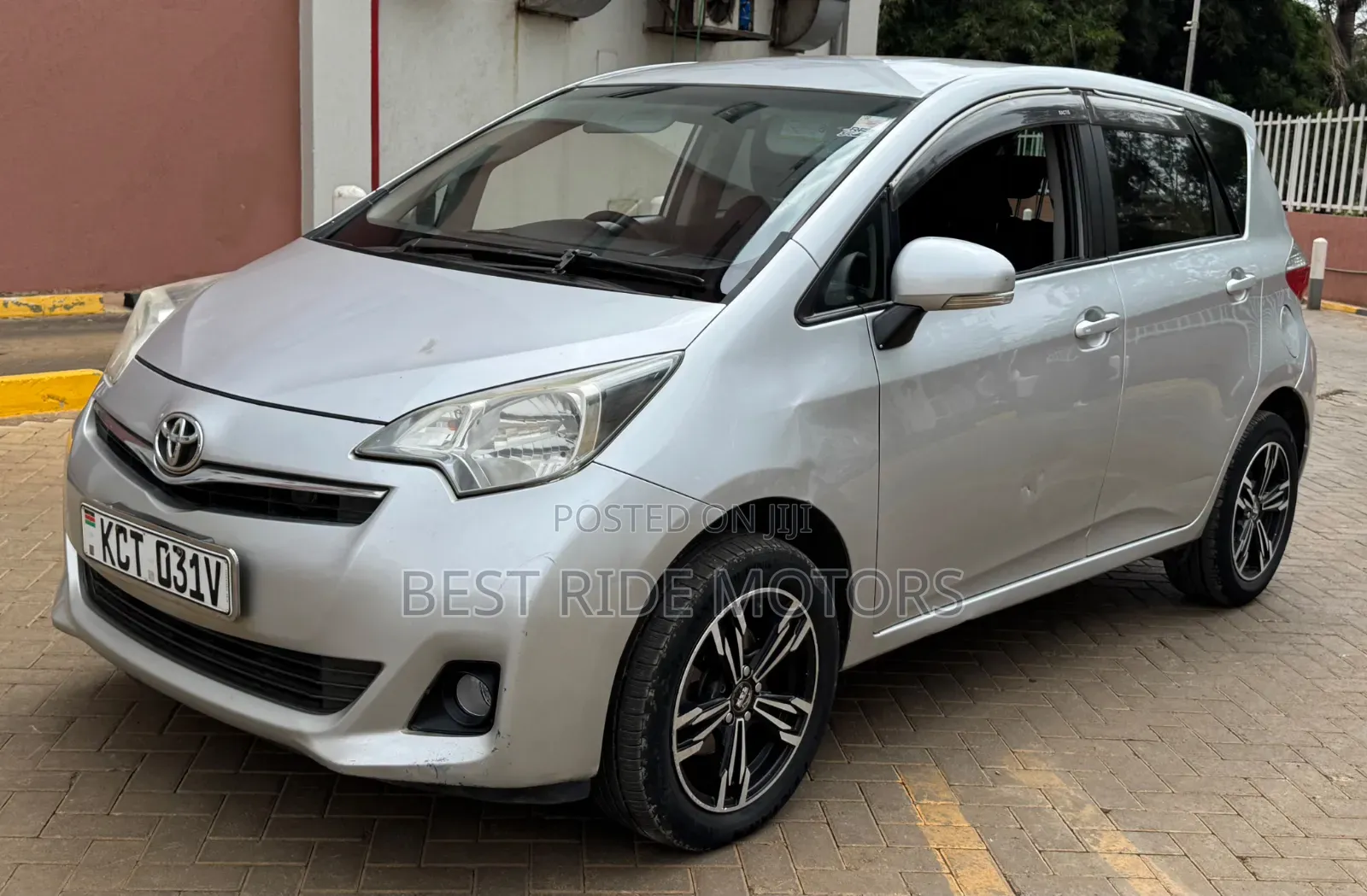 Toyota Ractis 1.5 FWD 2012 Silver