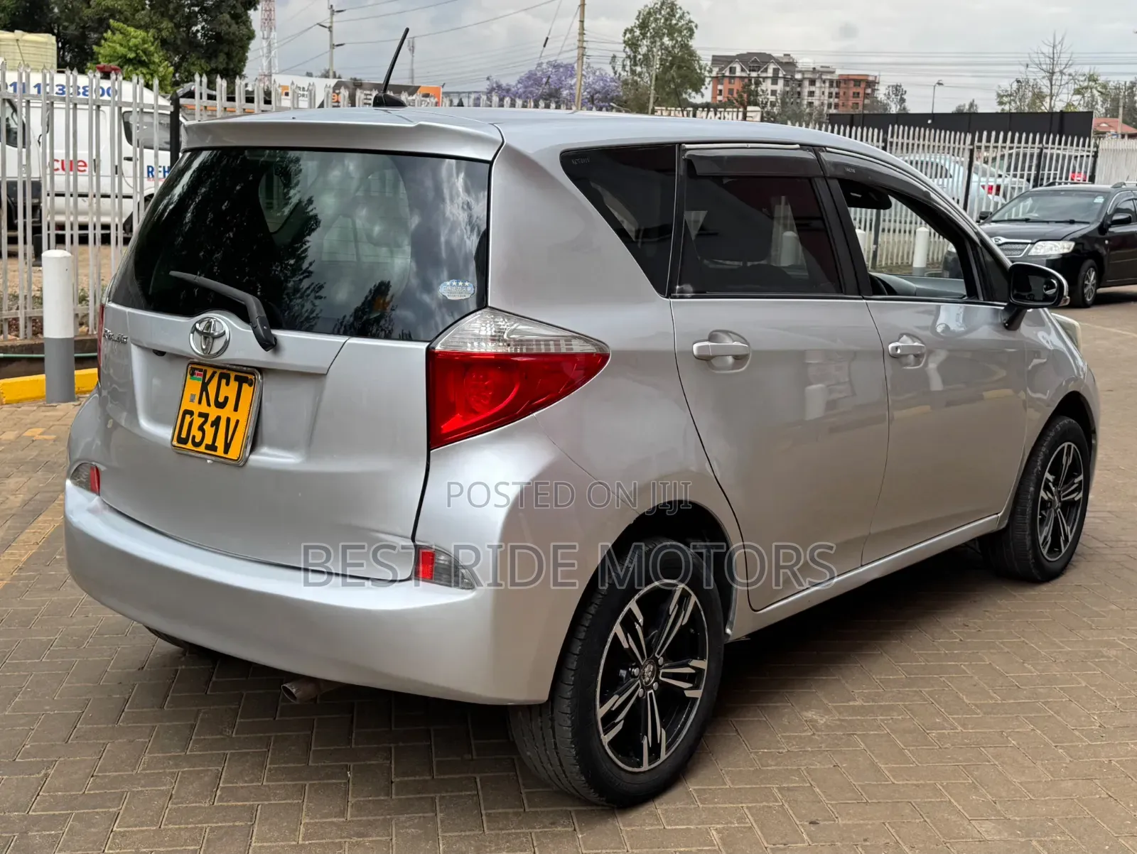 Toyota Ractis 1.5 FWD 2012 Silver