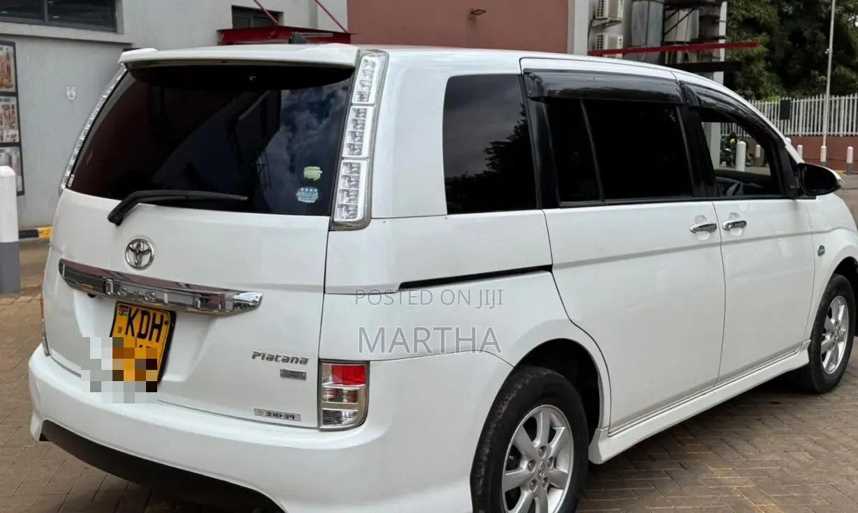 Toyota ISIS 2014 White