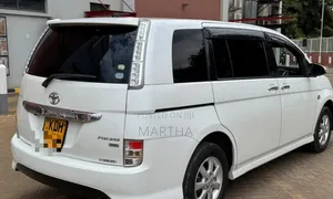 Toyota ISIS 2014 White