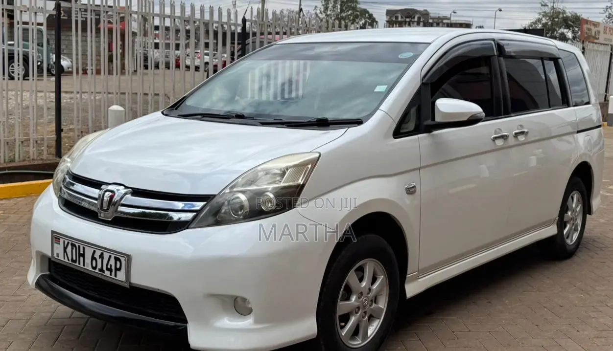 Toyota ISIS 2014 White