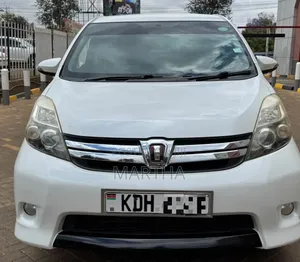 Toyota ISIS 2014 White